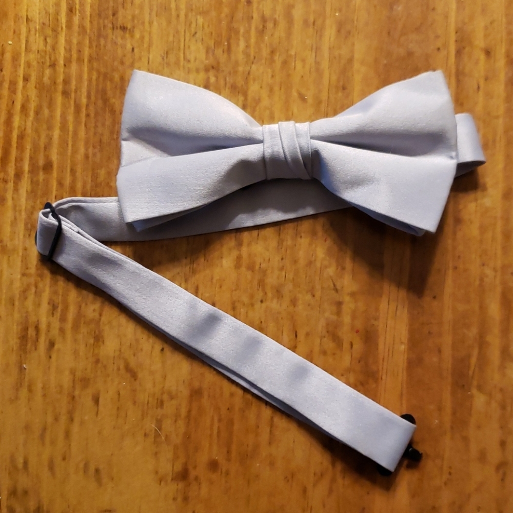 Light gray bowtie